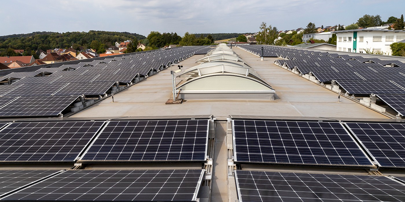 Photovoltaikanlage auf dem Dach der Formteile Ben Neudel GmbH