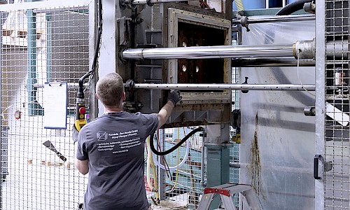 Rüstung einer Maschine in der Werkshalle der Formteile Ben Neudel GmbH