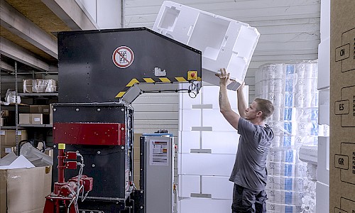 Mitarbeiter der Formteile Ben Neudel GmbH beim Recycling von airpop/Styropor Formteilen